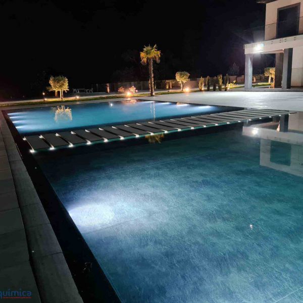 Piscina infinita noite