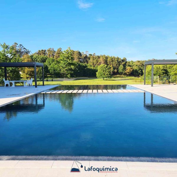 Piscina infinita vista queda