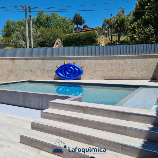 Piscina semi-elevada infinita