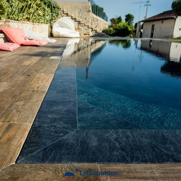 Piscina transbordo escadas esquina