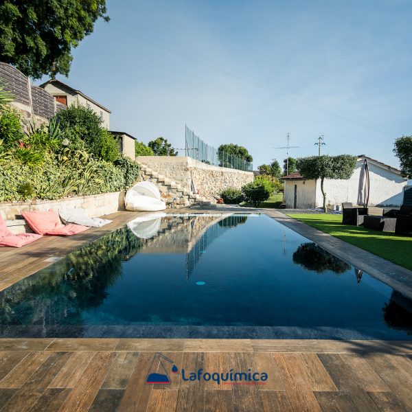 Piscina escura transbordo