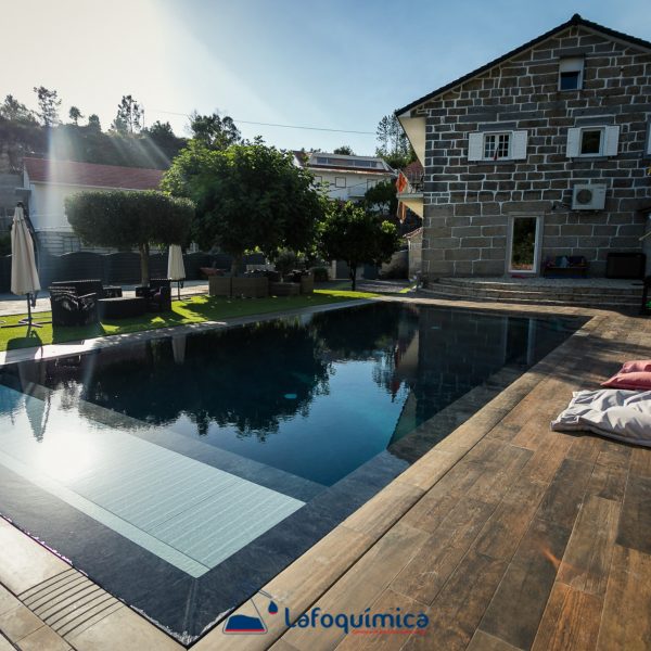 Vista geral piscina transbordo