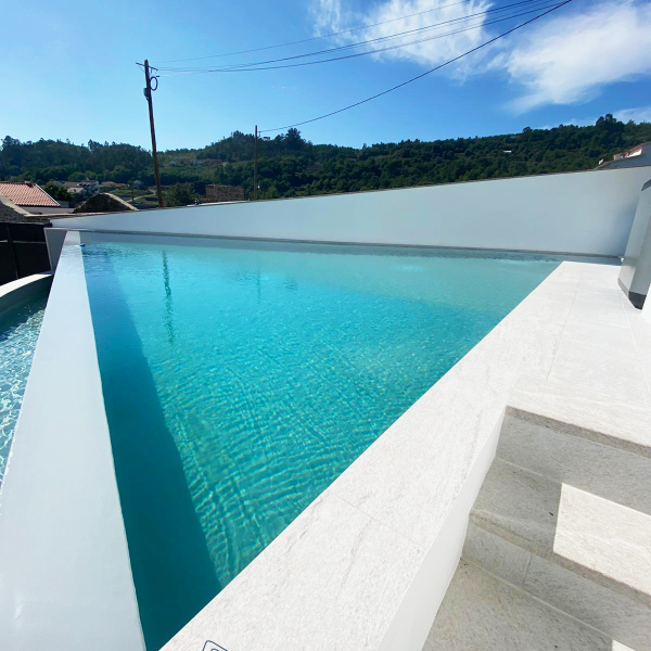 Piscina infinita tela cinza