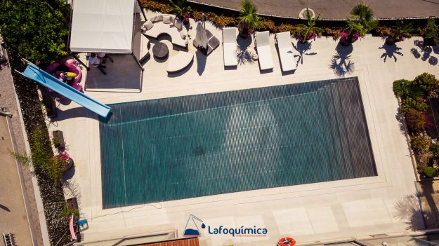 Cobertura lâminas submersa piscina transbordo