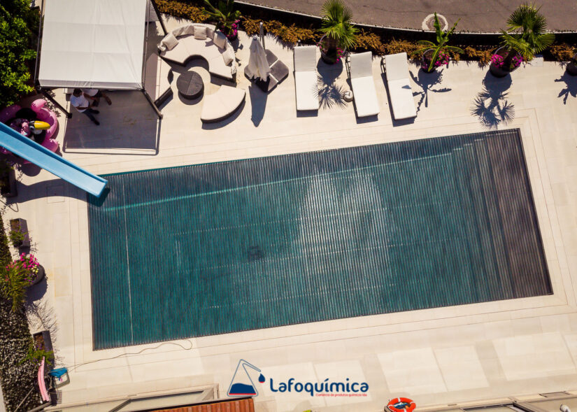 Cobertura lâminas submersa piscina transbordo