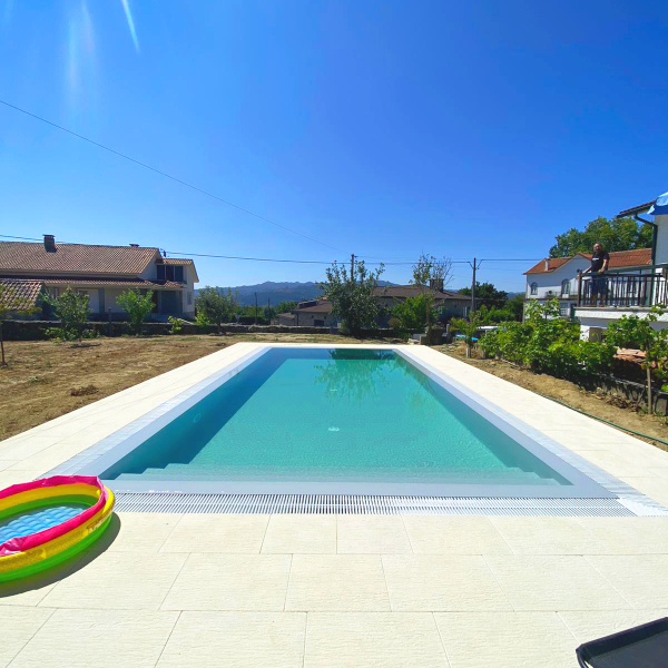 Piscina com grelha tela cinza