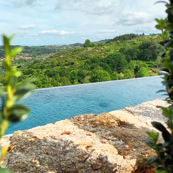 Piscina infinita com vista