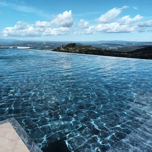 Piscina com tela 3D escura