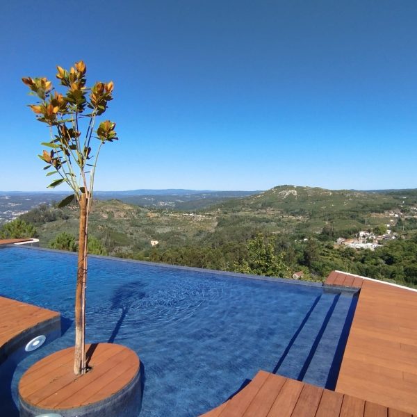 Piscina infinita com árvore