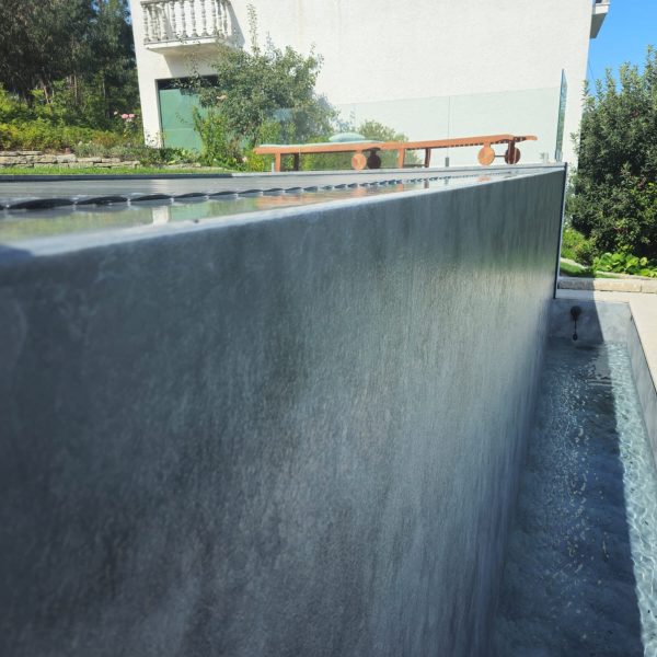 Piscina infinita caleiro transbordo