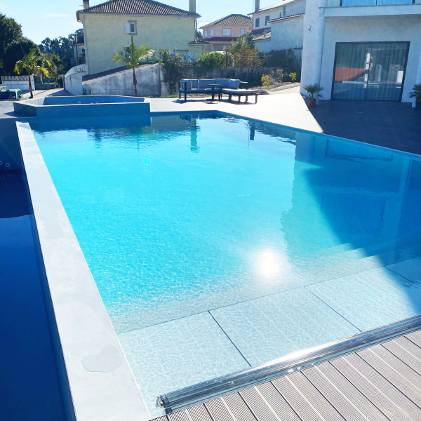 Piscina infinita vista lateral