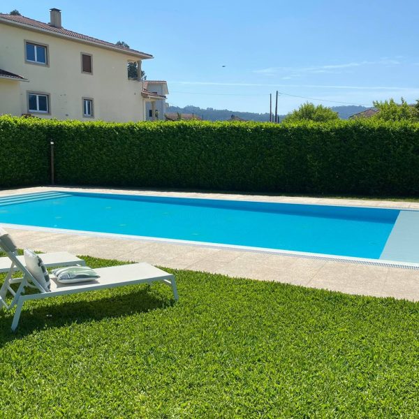 Piscina vista lateral tela azul