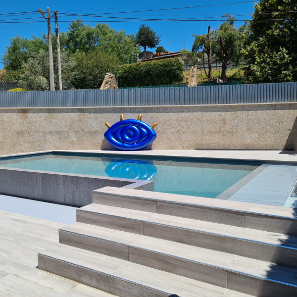 Piscina semi-elevada infinita