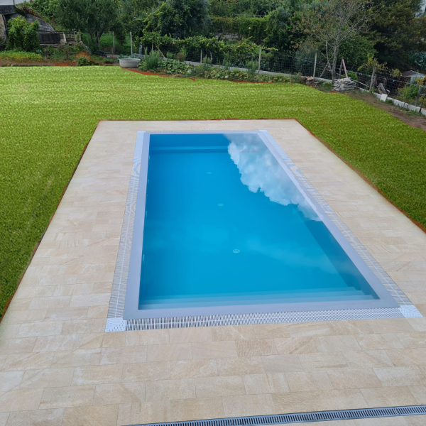 Piscina transbordo com grelha